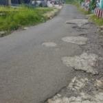 Warga Kesal Jalan Bergelombang Depan Terminal Cadasari Nyoreang