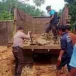 Gotong-Royong Bersama Masyarakat, Bhabinkantibmas Polsek Rambahhilir Bripka Al Fiandri Layak Diapresiasi