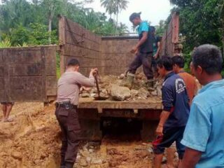 Gotong-Royong Bersama Masyarakat, Bhabinkantibmas Polsek Rambahhilir Bripka Al Fiandri Layak Diapresiasi