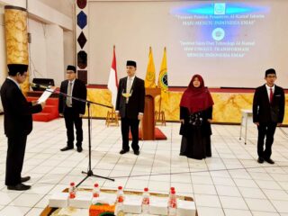 Institut Sains Dan Teknologi Al-Kamal Kukuhkan Dr. Ngasiman Djoyonegoro Menjadi Rektor