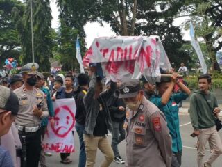 Gelar Aksi Demo Bawa Keranda, Kumacitor Sebut Miris, Kado Hut Lebak Ke-194 Pertanyakan Realisasi Visi Dan Misi Bupati 