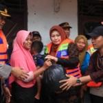 Bupati Pandeglang,Irna Tinjau Lokasi Banjir Dan Berikan Bantuan Di Desa Bungur Copong Kecamatan Picung