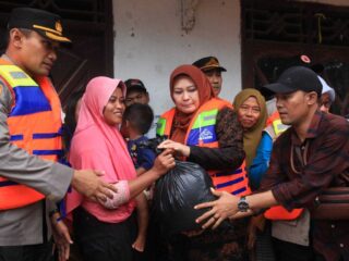 Bupati Pandeglang,Irna Tinjau Lokasi Banjir Dan Berikan Bantuan Di Desa Bungur Copong Kecamatan Picung