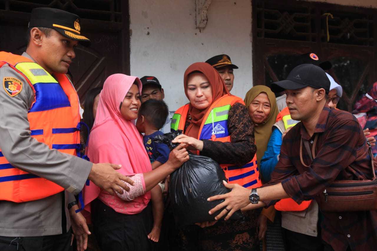 Tinjau Lokasi Banjir, Bupati Irna Pastikan Warga Terdampak Banjir Dapat Bantuan 1 Tinjau Lokasi Banjir, Bupati Irna Pastikan Warga Terdampak Banjir Dapat Bantuan