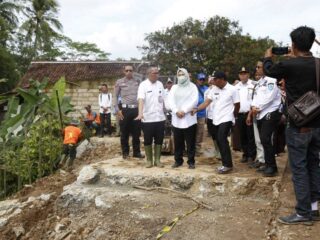 Jalan Amblas Picung – Munjul Mulai Diperbaiki, Bupati Pandeglang, Irna : Terima Kasih Pemprov Banten