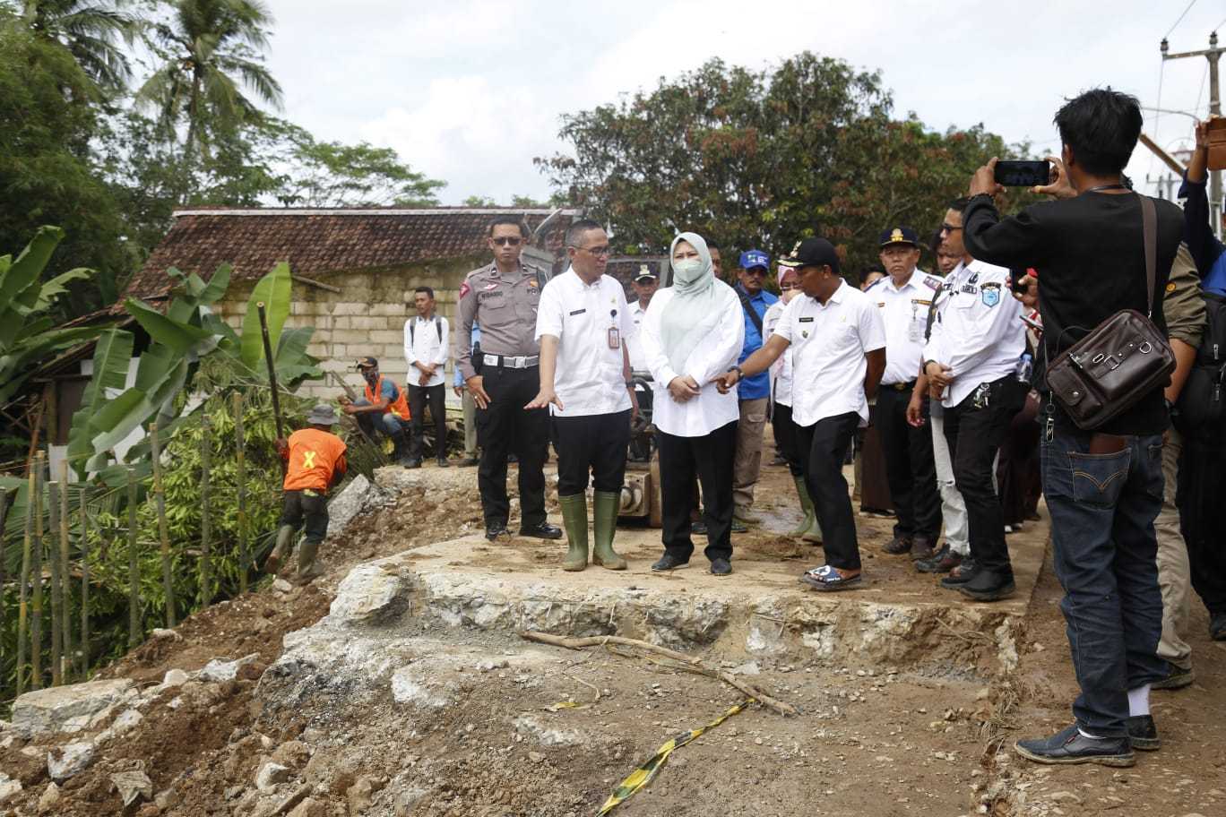 Jalan Amblas Picung – Munjul Mulai Diperbaiki, Bupati Pandeglang, Irna : Terima Kasih Pemprov Banten 1 Jalan Amblas Picung – Munjul Mulai Diperbaiki, Bupati Pandeglang, Irna : Terima Kasih Pemprov Banten