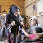 Jenguk Dan Berikan Bantuan Anak Penderita Gangguan Saraf, Bupati Irna : Cm Kita Rujuk Ke Rsud