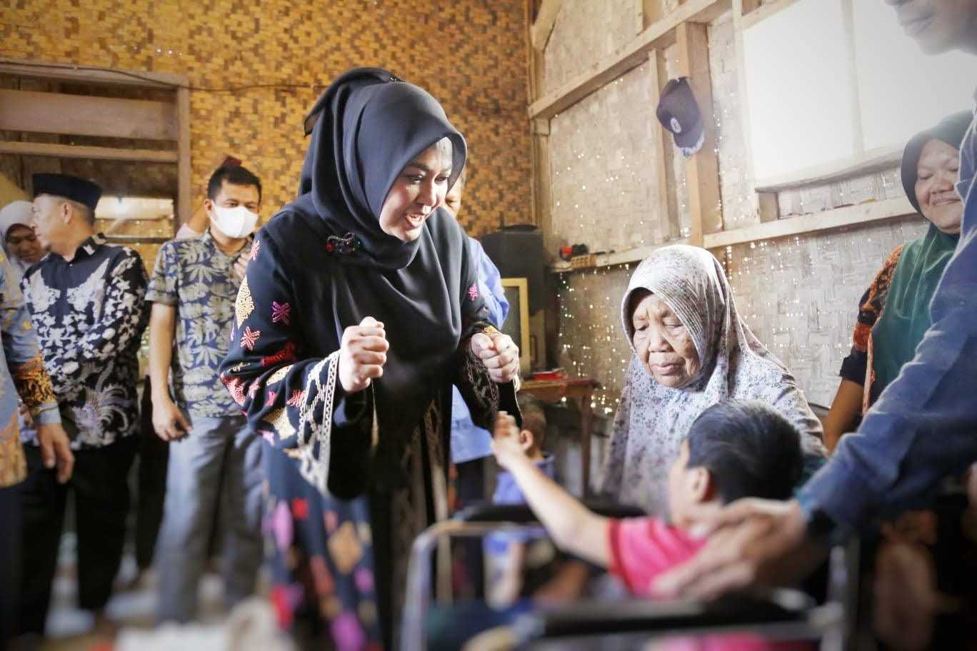 Jenguk Dan Berikan Bantuan Anak Penderita Gangguan Saraf, Bupati Irna : Cm Kita Rujuk Ke Rsud 1 Jenguk Dan Berikan Bantuan Anak Penderita Gangguan Saraf, Bupati Irna : Cm Kita Rujuk Ke Rsud
