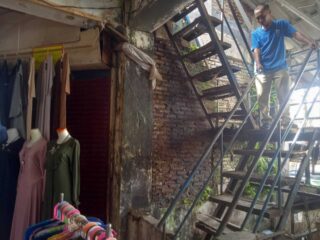 Warga Mengeluh  Banyak Tangga Rusak Jika Mau Masuk Pasar Badak Pandeglang