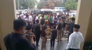 Ribuan Jemaah Ikut Menyolatkan Almarhum Erwan Kurtubi Mantan Bupati Pandeglang