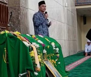 Ribuan Jemaah Ikut Menyolatkan Almarhum Erwan Kurtubi Mantan Bupati Pandeglang
