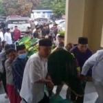 Ribuan Jemaah Ikut Menyolatkan Almarhum Erwan Kurtubi Mantan Bupati Pandeglang