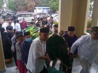 Ribuan Jemaah Ikut Menyolatkan Almarhum Erwan Kurtubi Mantan Bupati Pandeglang