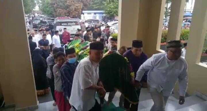 Ribuan Jemaah Ikut Menyolatkan Almarhum Erwan Kurtubi Mantan Bupati Pandeglang