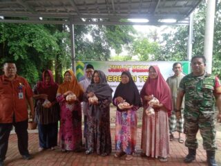 Warga Kadumerak Pandeglang  Dan Perwakilan Pt.phokpand Tangerang, Bagi-Bagikan Telor  Agar Kasus Stanting Diwilayahnya Menurun