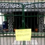 Gantung Sepanduk Di Gedung Dprd Lebak, Aktivis Keritik Dprd Lebak Gak Tahu Malu