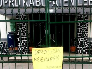 Gantung Sepanduk Di Gedung Dprd Lebak, Aktivis Keritik Dprd Lebak Gak Tahu Malu