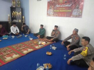 Jajaran Polres Pandeglang Gelar Jumat Curhat Di Kelurahan Pandeglang