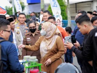 Bupati Irna Bersama Forkopimda Pandeglang Bagi - Bagi Takzil