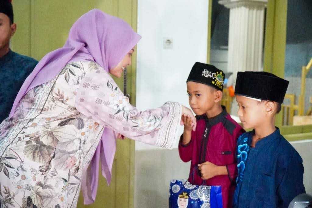 Gelar Safari Ramadan Di Kecamatan Kaduhejo, Bupati Irna Serahkan Bantuan Dan Santuni Anak Yatim 1 Gelar Safari Ramadan Di Kecamatan Kaduhejo, Bupati Irna Serahkan Bantuan Dan Santuni Anak Yatim