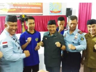 Kanwilkumham Jawa Barat Dampingi Walikota Bandung Serahkan E-Ktp Ke Warga Binaan