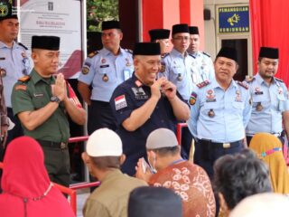 Kakanwilkumham Jabar R. Andika Dwi Prasetya Serahkan Remisi Khusus Idul Fitri Di Lapas Bekasi