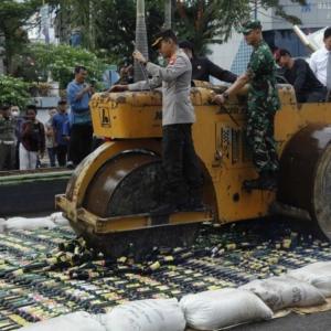 Pemkab Pandeglang Musnahkan 4.086 Botol Miras