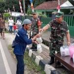 Koramil 02 Cadasari Bagikan Takjilan Ramadhan