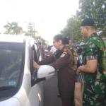 Kajari Dan Dandim 0601 Pandeglang Turun Ke Jalan Bagikan Takjil