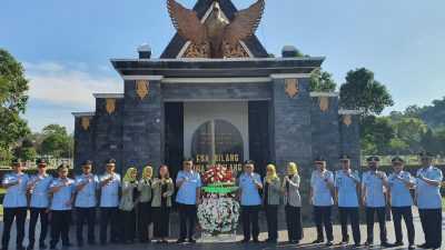 Lapas Banceuy mengikuti Kegiatan Tabur Bunga di Taman Makam Pahlawan Cikutra Bandung