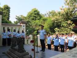 Lapas Cirebon Bersama UPT Ciayumaja Ziarah Dan Tabur Bunga Di Makam Pahlawan