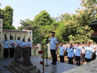 Lapas Cirebon Bersama Upt Ciayumaja Ziarah Dan Tabur Bunga Di Makam Pahlawan