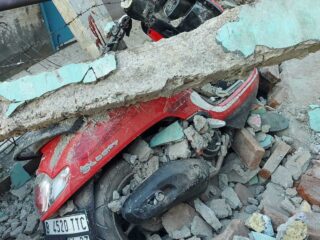 Tembok Pagar Sdn 01/02 Jatinegara Roboh Menimpa Dua Orang Warga