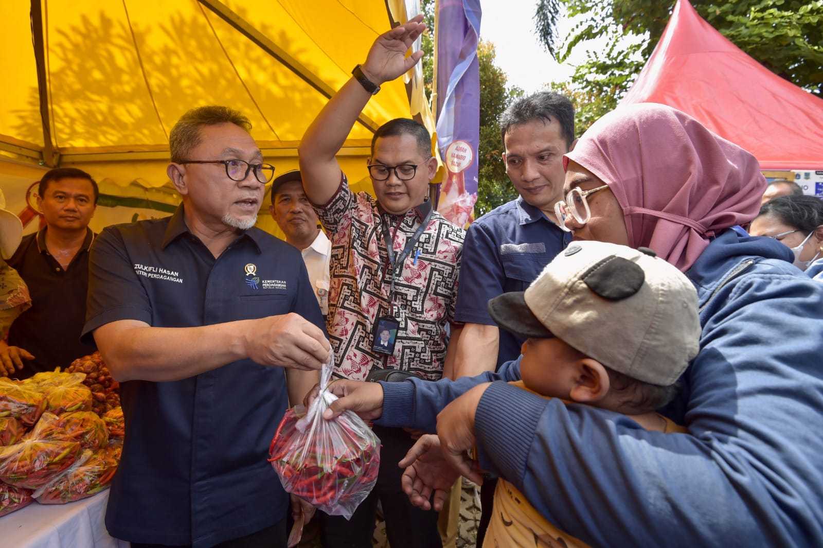 Menteri Perdagangan Zulkifli Hasan Tinjau Langsung Harga Sembako Di Pasar I Harian Terbit