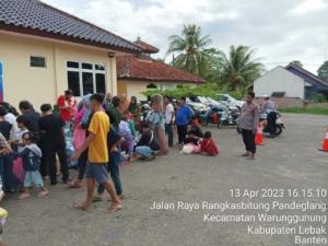 Polsek Warunggunung Dan Yayasan Bahtera Bangsa Gelar Bazar Murah Dan Bagi Takjil Ramadhan