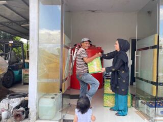 Relawan Kita Kembali Bagi-Bagi Sembako Di Tangerang