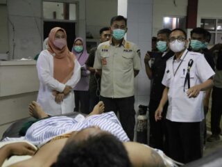 Bupati Pandeglang,Irna Merujuk Haerudin Korban Terkam Buaya  Ke Rsud Berkah