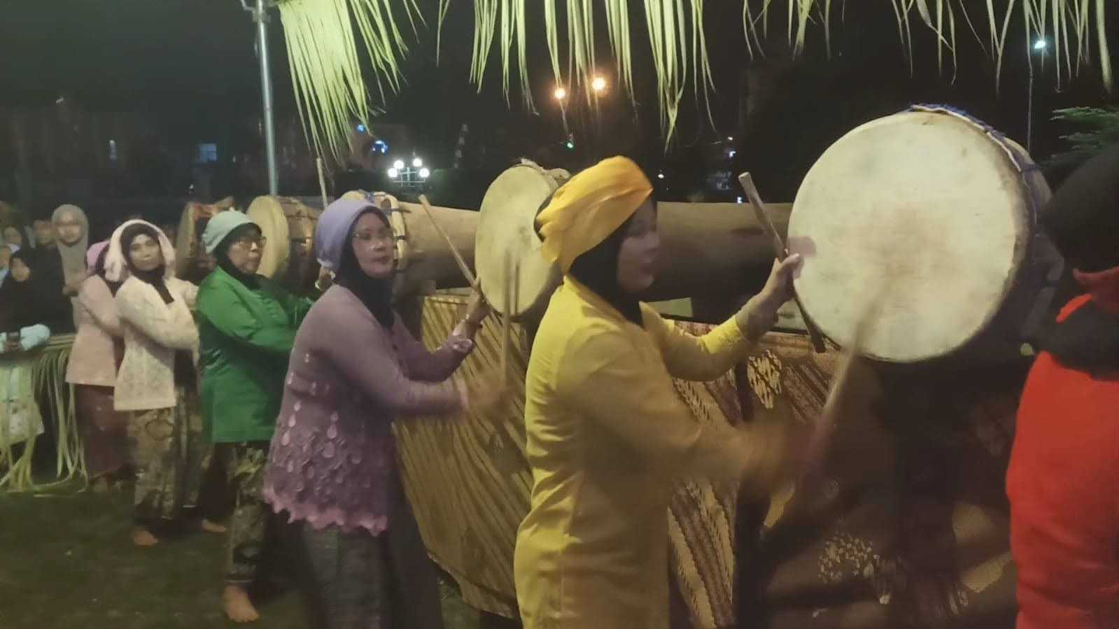 Pertunjukan Gebrag Ngadu Bedug Antar Kampung di Alun-alun Pandeglang Dihadiri PJ Gubernur Banten,Almuktabar I Harian Terbit