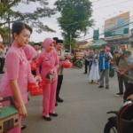 Kapolres Lebak ,Akbp Wiwin,Sik.mh Beserta Jajarannya Bagikan Takjil Pada Pejalan Kaki Depan Mapolsek Rangkasbitung