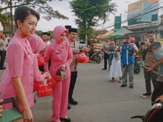 Kapolres Lebak ,Akbp Wiwin,Sik.mh Beserta Jajarannya Bagikan Takjil Pada Pejalan Kaki Depan Mapolsek Rangkasbitung