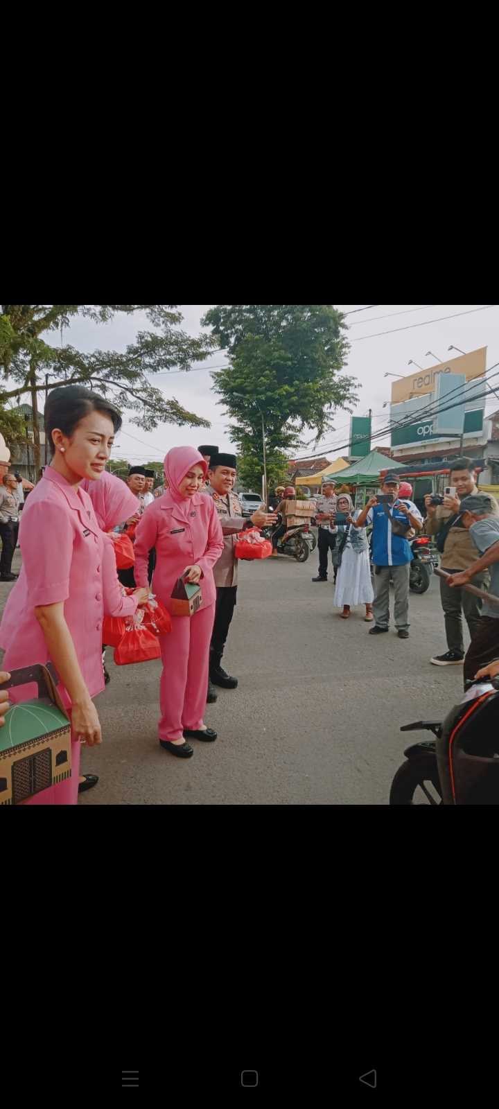 Kapolres Lebak ,AKBP Wiwin,SIK.MH Beserta Jajarannya Bagikan Takjil Pada Pejalan Kaki Depan Mapolsek Rangkasbitung I Harian Terbit