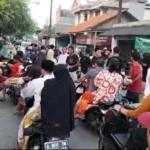 Komunitas Pemuda Bersatu Kayu Agung Berbagi Takjil Kepada Pengguna Jalan