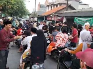Komunitas Pemuda Bersatu Kayu Agung Berbagi Takjil Kepada Pengguna Jalan