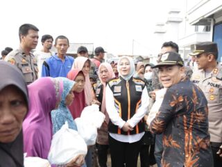 Bupati Pandeglang,Irna Monitoring Lokasi Gempa Sumur Dan Serahkan Bantuan Warga