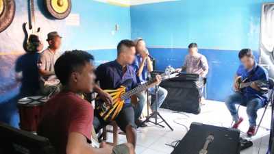 Lapas Cirebon Kembangkan Bakat WBP Dengan Latihan Musik I Harian Terbit