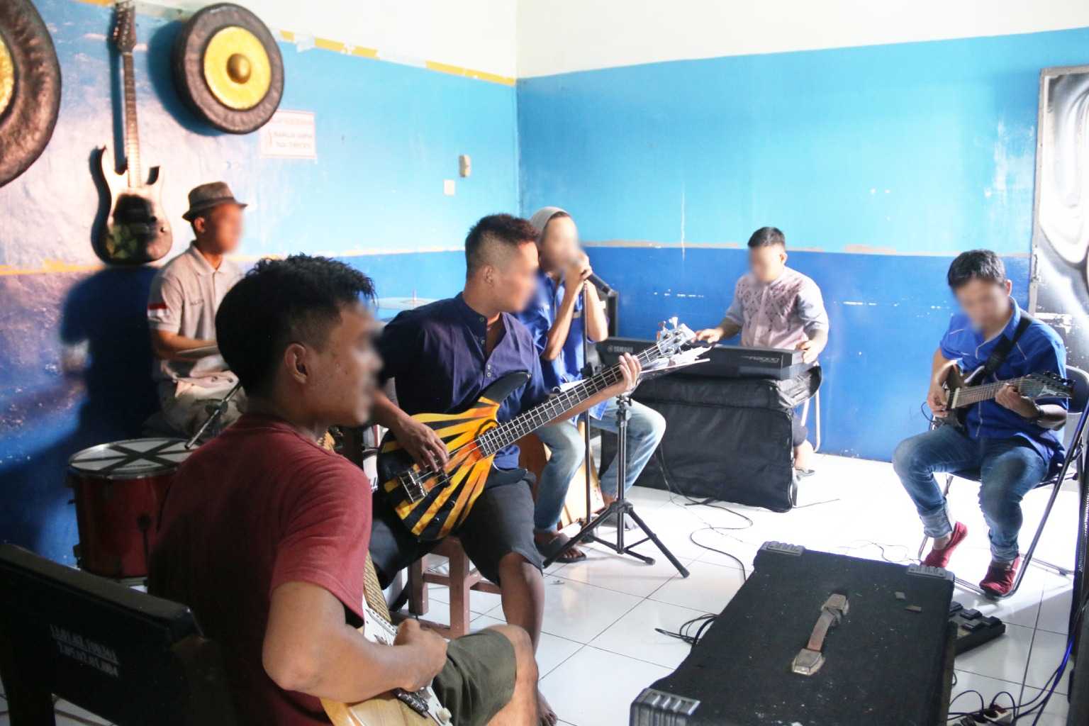 Lapas Cirebon Kembangkan Bakat WBP Dengan Latihan Musik I Harian Terbit