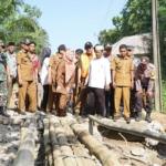 Bupati Pandeglang,Irna Tinjau Jembatan Ambruk Di Cikeusik