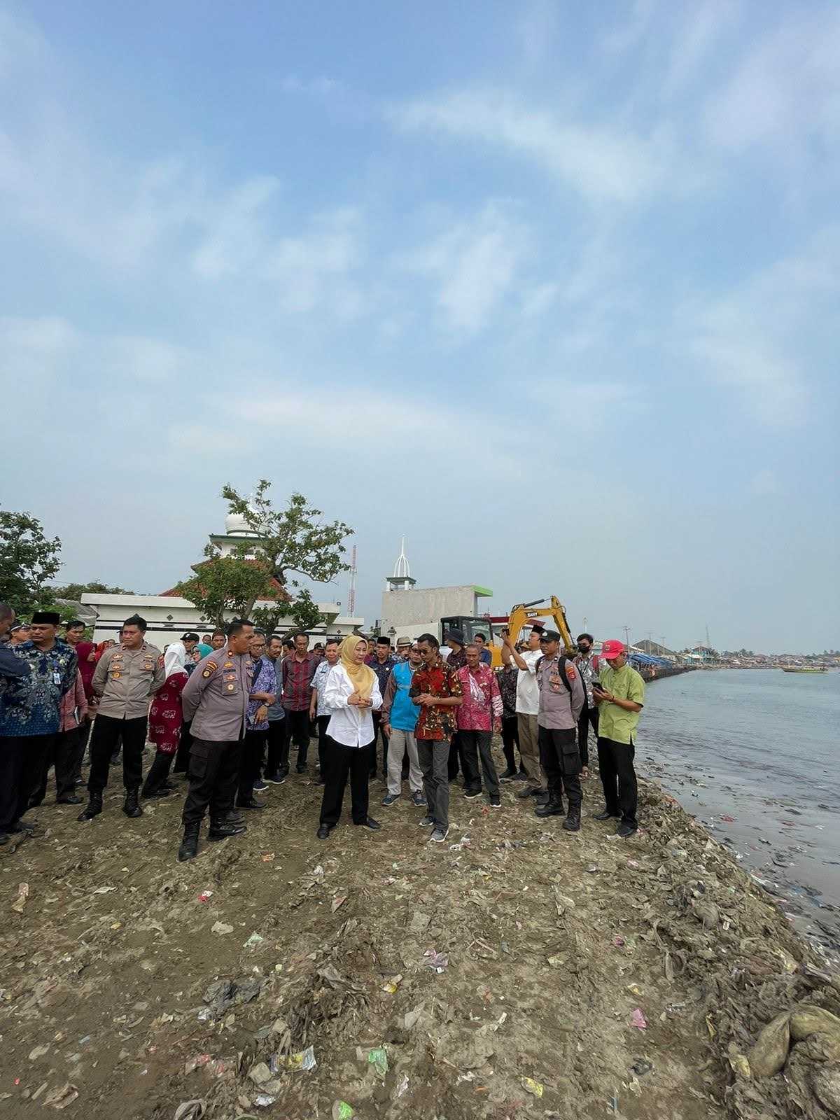 Kemarin Penuh Sampah, Sebentar Lagi Teluk Jadi Indah 1 Kemarin Penuh Sampah, Sebentar Lagi Teluk Jadi Indah