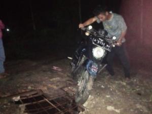 Dampak Galian Tanah Merah Pt Kenzie Bestindo Perkasa, Seorang Pengendara Terpelosok