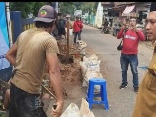 Pemasangan Instalasi Perumdam Tkr Dihentikan Paksa Oleh Kades Pasanggrahan, Ini Pomeliknya...